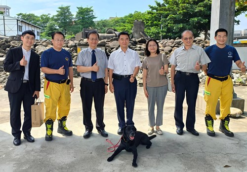 (照片5:保護司洪司長(左四)與本署郭檢察長(左三)於義務勞務機構「高雄市政府消防局搜救犬馴養實地交流))