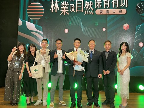 照片說明2:本署郭景東檢察長(右三)偕同署內同仁及嚴維德檢察官(右四)親友出席榮獲農業部「115年度林業及自然保育有功人員」頒獎典禮